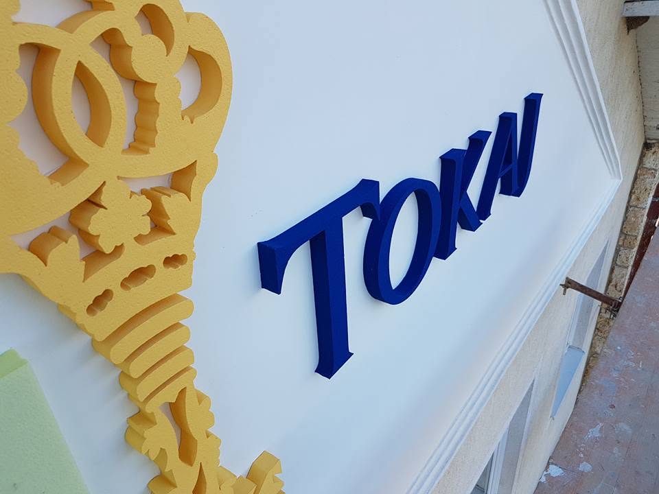 Tokaj felirat és dekoratív térbetűk homlokzaton