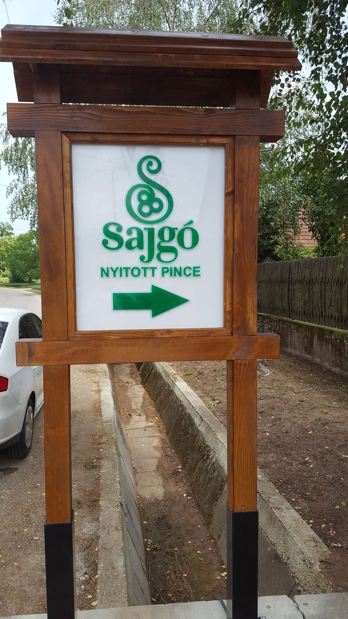 Sajgó Nyitott Pince kültéri útbaigazító tábla