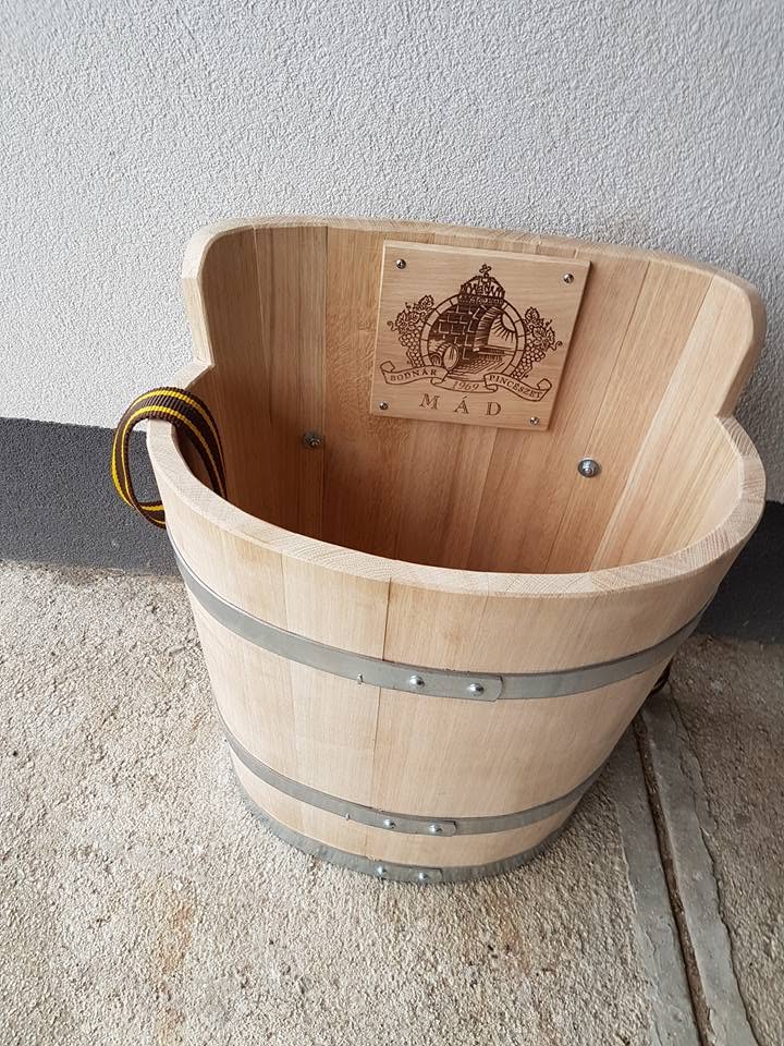 Hordóemblémával gravírozott fa puttony